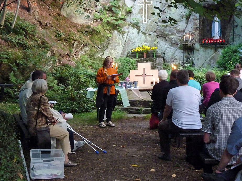 Wallfahrer aus Meschede besuchten die Fatima Grotte (Foto: Karl-Franz Thiede)